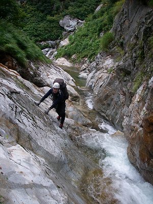 奥利根・奈良沢川三ツ石沢〜三番手沢下降